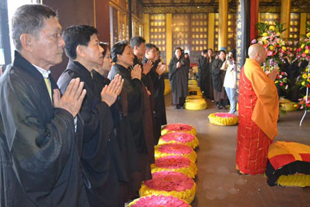 马来西亚众居士造访峨眉山报国寺并举行祈福法会