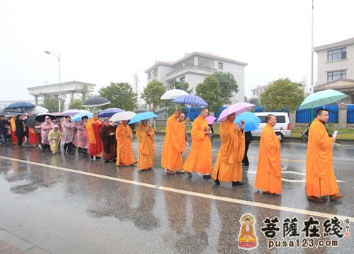 僧众冒雨参加法会