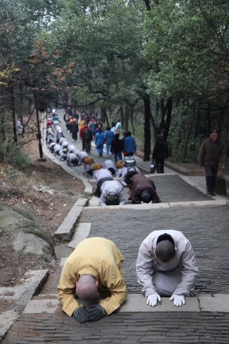 众人在法师的带领下开始拜山 