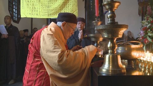 明学长老主持上供法会