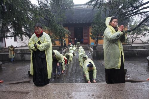 拜山人员到达灵岩山寺内 