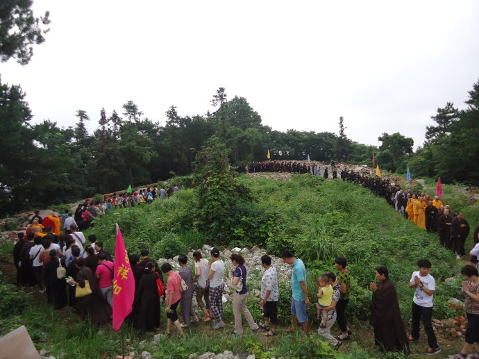 法师们带领信众们在佛塔选址上洒净祈福