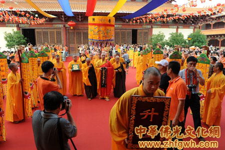 印彻法师荣膺大雄禅寺方丈 净慧长老送座