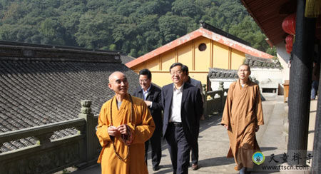 世界宗教研究所卓新平所长一行参访宁波天童禅寺