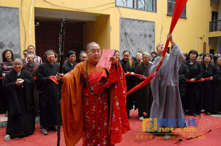 洒净光孝寺住持法空法师率全寺僧众举行戒台殿上梁封顶仪式