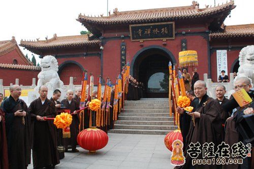 河北柏林禅寺众法师列仗迎请净慧长老舍利