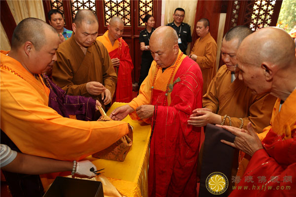 弘法寺隆重举行恭送本焕长老舍利赴海南澄迈金山寺永久安奉法会