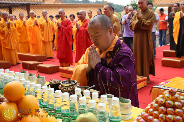 弘法寺隆重举行恭送本焕长老舍利赴海南澄迈金山寺永久安奉法会