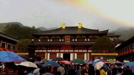 随着开光仪轨的进行，原来是天降甘露， 下着濛濛细雨的天空，瞬间，太阳破云而出，射出五彩佛光