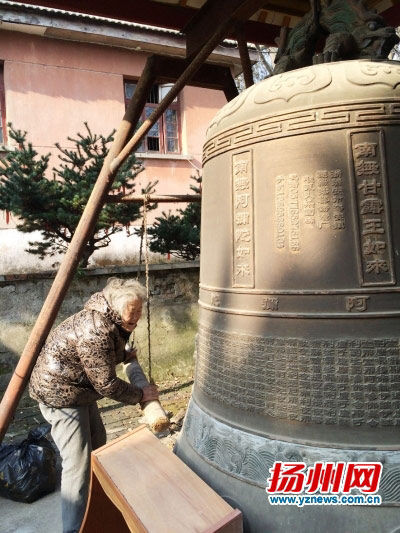 75岁老太坚守孤寺16年