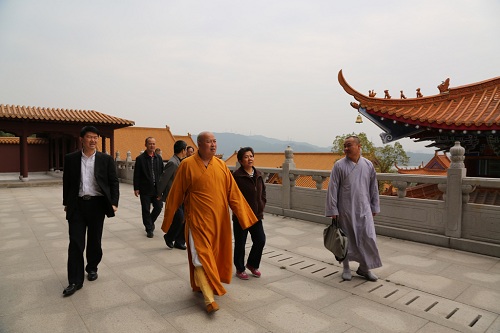 大和尚一行于石岩湖实地考察参与这次弘源寺建设规划探讨的主要领导有