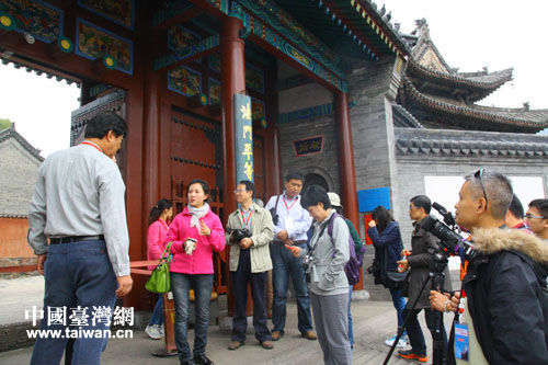 台湾记者三晋行采访团走进显通寺