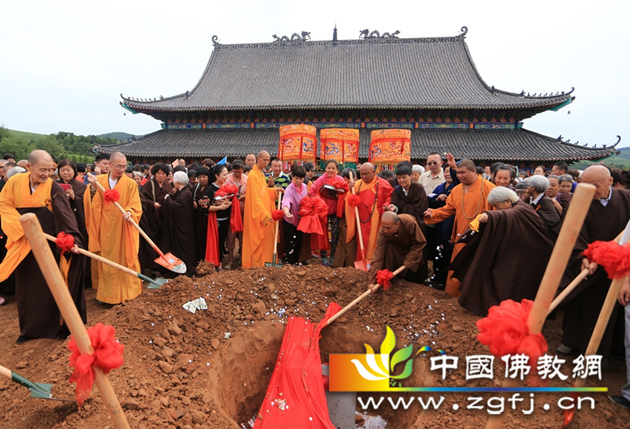 长老及法师为祖师庭奠基培土.jpg