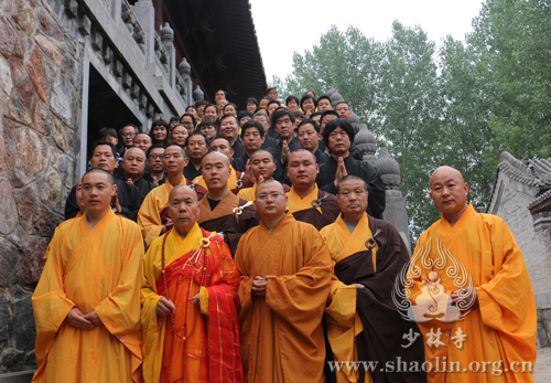 家在少林寺转轮藏功德委员会负责人延芷法师的陪同下抵达少林寺大禅堂