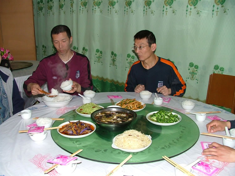 艾师傅为我们盛饭