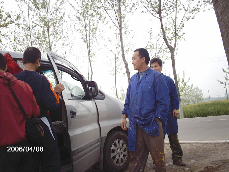 在用餐过程中，两位捐款者把钱递给我们