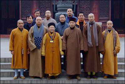 协会会长式德法师带领下,温岭佛教参访团一行10余人到西园寺参观学习