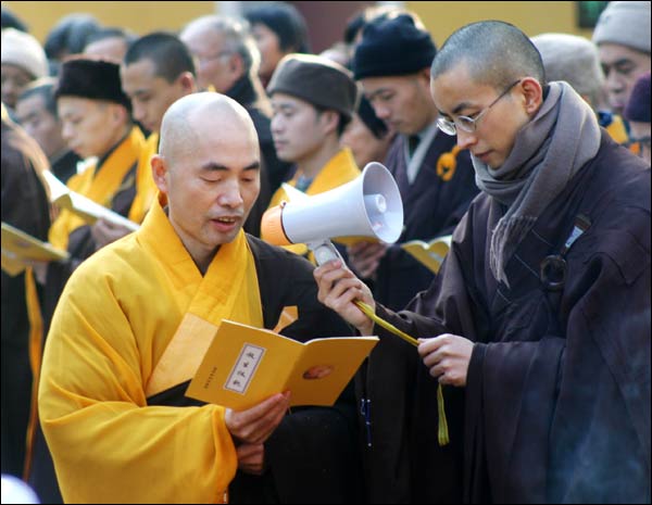 西园寺精进佛七圆满 济群法师为法会解七并举行放生仪式