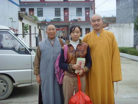 河南南阳紫山灵山寺及镇平中兴寺法师赴南召扶贫