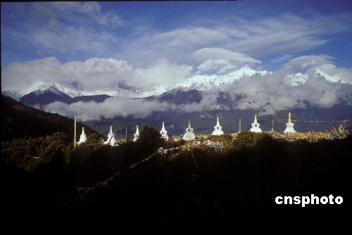 梅里雪山是藏传佛教朝觐圣地 冰川连绵无人企及