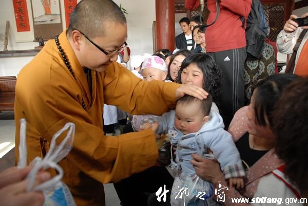 素全法师逐一为地震宝宝摸顶祈福