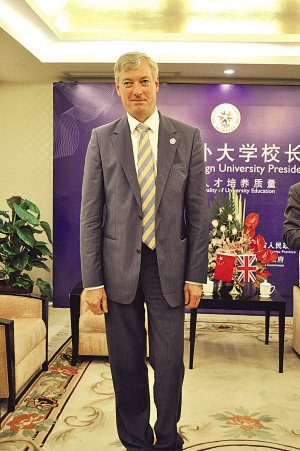 斯坦福大学校长：中国要建成一流大学还需20年