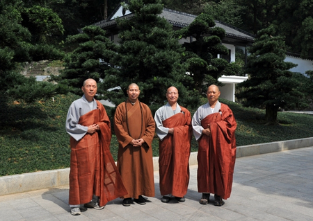 并拜会了南岳佛教协会会长,福严寺方丈大岳法师