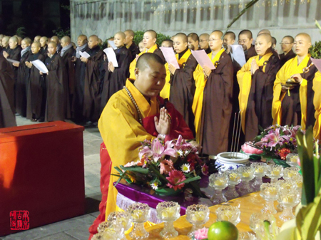 莲华法师主法拈香法会现场传灯2010年10月29日,南京古鸡鸣寺庚寅年