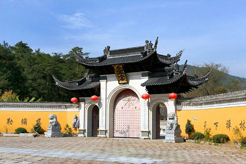 御书亭碑石雪窦寺位于浙江奉化市溪口镇西7.
