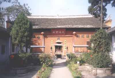 安国寺座落于黄州城南长江之滨宝塔公园内.