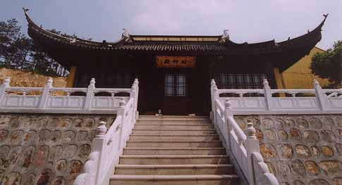 香山寺简介香山寺,位于江苏省张家港市金港镇香山南侧的峭壁之上