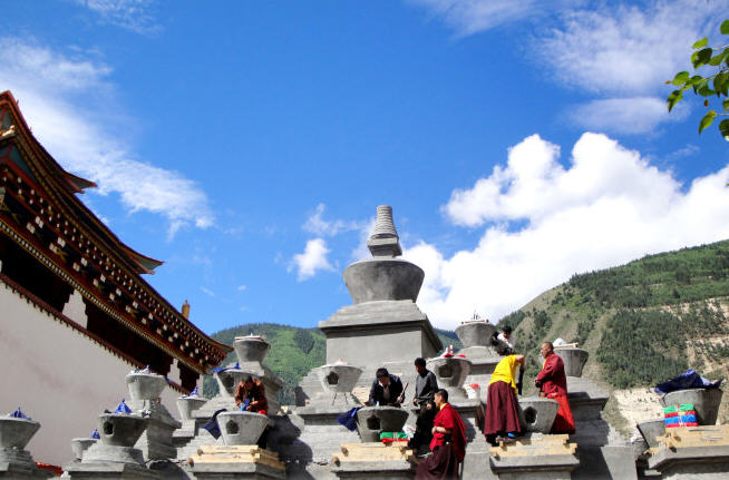 新龙县冷布如意寺甘孜州四川寺院