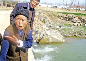 84岁老太跳河救起5岁落水男童(组图)