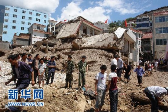 甘肃舟曲泥石流已致127人死亡1294人失踪