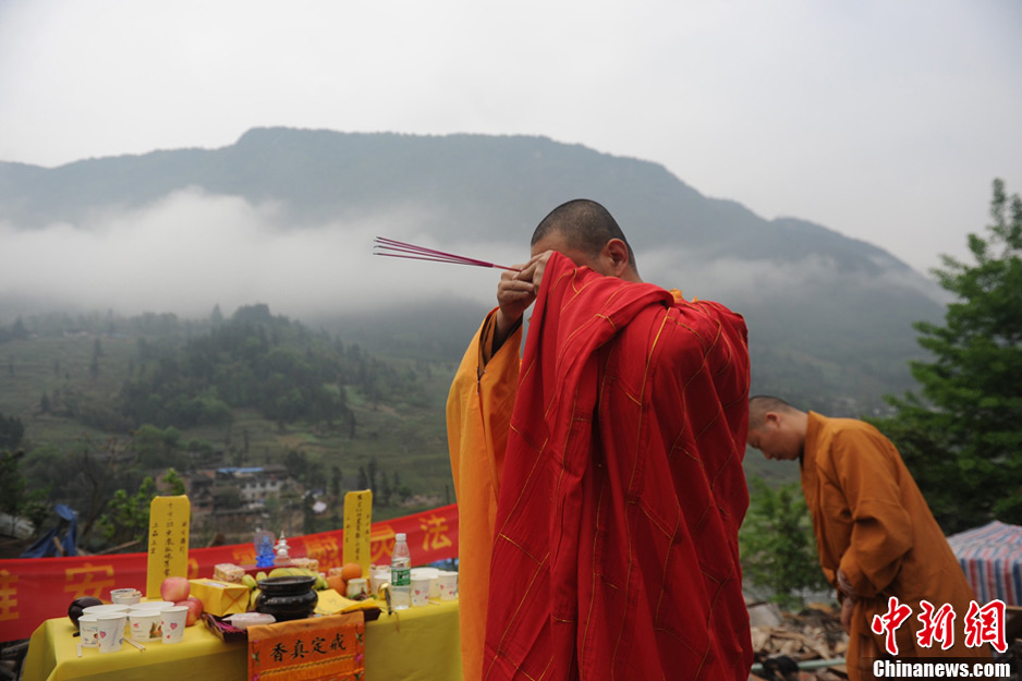 河南嵩山少林寺僧人为芦山地震逝者超度