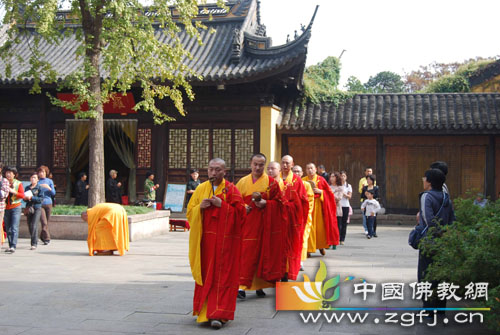 江苏无锡惠山寺举行大型放生活动