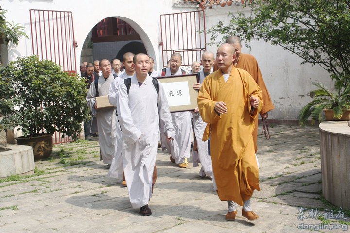 苏州灵岩山寺佛学院参访团前来我寺参访，东林慈善功德会镜义法师和知客道慧法师前往迎接。