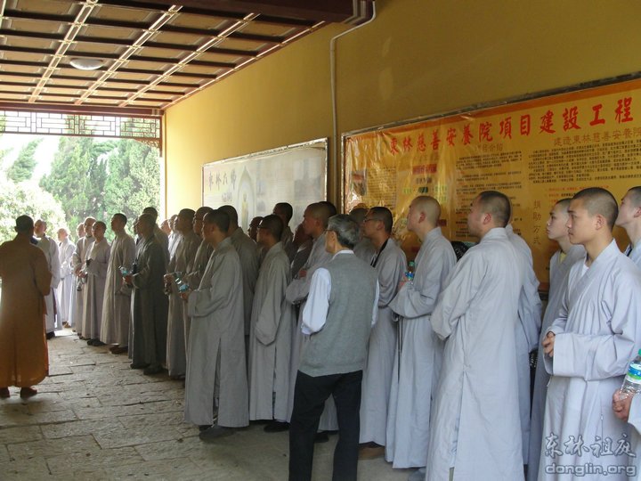 镜义法师为参访团介绍我寺发展现状