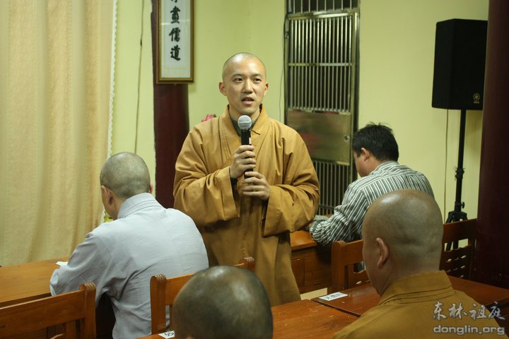 我寺净宗学会觉行法师向参访团介绍学会发展状况