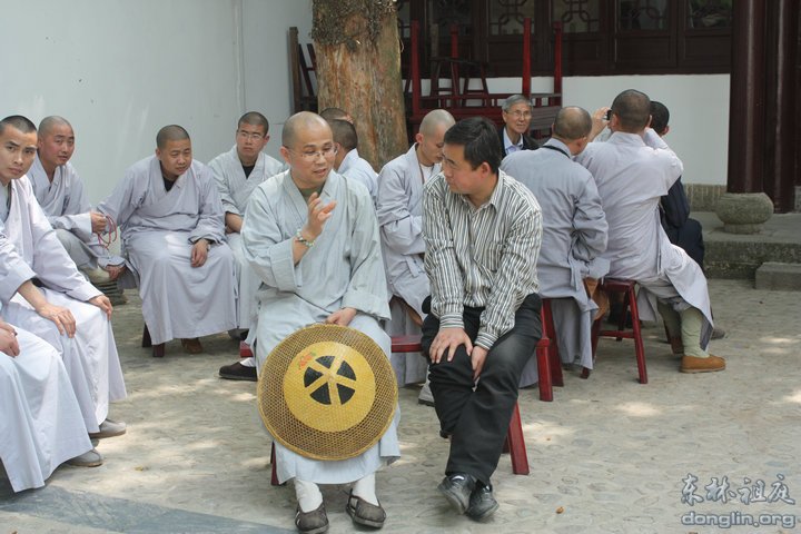 妙圣法师与朱景东居士交谈