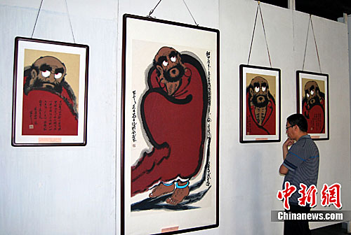 图为市民在参观“百幅达摩禅画展”。