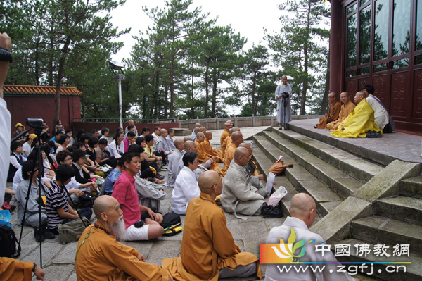 在南台寺舍利塔进行禅修与开示