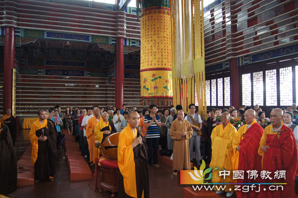 在灵泉寺大雄宝殿举行圆满祈福活动