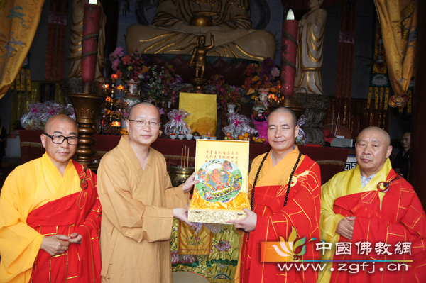 大愿方丈与三祖寺宽容方丈互赠礼物