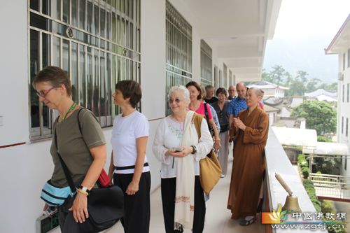 德国、奥地利、瑞士三国参访团一行到崇福寺参访