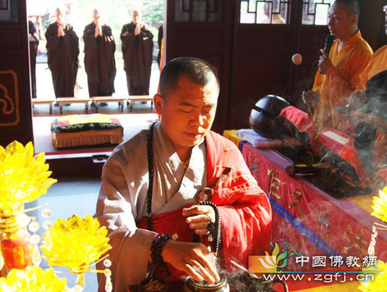 河北泊莲禅寺华严共修法会——恒诚法师拈香主法.jpg