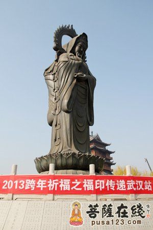 隆印大和尚在祈福文牒亲手加盖加盖新年福印及“归元隆印”章 