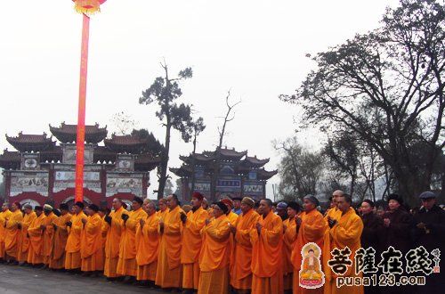  祈福法会在广德寺园觉桥广场隆重举行