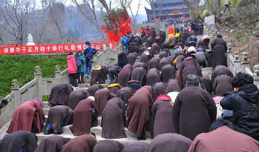 2012年02月01日，大年初十，安徽滁州琅琊寺举行礼敬佛陀朝山活动，来自滁城、来安县、全椒县的400多名居士，在僧人的引领下从琅琊山山门一路诵念经文到琅琊寺，同时还举行了朝山跪拜和敬佛等。