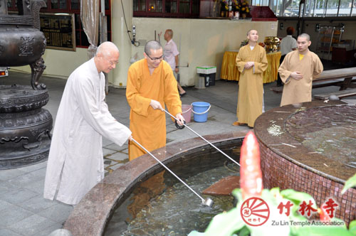 台湾百丈山慧门禅师前往新加坡竹林寺弘法